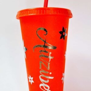 Vaso con tapa y pajita.